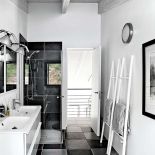 W łazience zamontowano ciekawe nowoczesne oświetlenie.