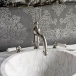 W łazience zamontowano oryginalną umywalkę z trawertynu.