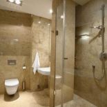 W łazience znajduje się kabina prysznicowa.