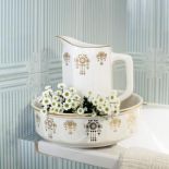 W łazience znajdziemy starą miskę z dzbankiem do mycia.