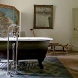 W łazience znajdziemy wolnostojącą wannę na zdobionych nóżkach.