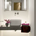 W łazience zrezygnowano z szafek. Na strychu, blisko nieba