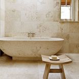 W łazienkach króluje marmur, najsłynniejszy balijski kamień. Z niego zrobione są podłogi, ściany, umywalki i wanna.