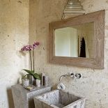 W łazienkach króluje marmur, najsłynniejszy balijski kamień. Z niego zrobione są podłogi, ściany, umywalki i wanna.