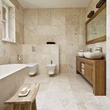 W łazienkach króluje marmur, najsłynniejszy balijski kamień. Z niego zrobione są podłogi, ściany, umywalki i wanna.