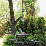 W lecie mieszkanie zmienia się w letnisko. 80 metrów powiększa się o ogród mierzący aż 350 metrów.