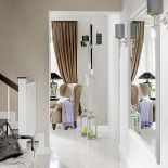 W lustrzanych meblach ładnie blikuje światło.