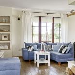 W marynistycznym stylu - błękity i biel w salonie