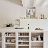 W miejscu gdzie się teraz znajduje, dawniej trzymano wina. Nowe pomieszczenia pomogła urządzić paryska architektka,