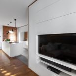 W mieszkaniu dominują biel i szarości oraz nowoczesne meble.