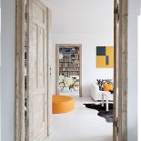 W mieszkaniu jest dużo sklejki, nowoczesnego malarstwa i  ręcznych robótek gospodarza.