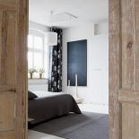 W mieszkaniu jest dużo sklejki, nowoczesnego malarstwa i  ręcznych robótek gospodarza.