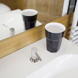 W mieszkaniu jest dużo sklejki, nowoczesnego malarstwa i  ręcznych robótek gospodarza.