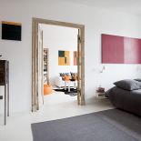 W mieszkaniu jest dużo sklejki, nowoczesnego malarstwa i  ręcznych robótek gospodarza.