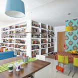 W mieszkaniu Michała Nogasia najbardziej oprócz kolorów, rzucają się książki... w kolorowych okładkach.