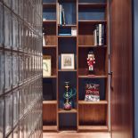 W mieszkaniu mieszają się różne faktury: szkło, drewno, kamień