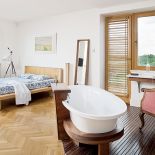 W mieszkaniu nie ma progów, jednolity parkiet potęguje wrażenie rozległej przestrzeni. Nie ma też zbędnych ścian działowych.