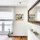 W minimalistycznych wnętrzach nie trzeba rezygnować z klasycznych detali. Złocone ramy bardzo elegancko prezentują się