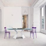W modnym fiolecie - krzesło Giuseppina (od 830 zł) i stół Prora (od 13 130 zł). MIRAGE DESIGN