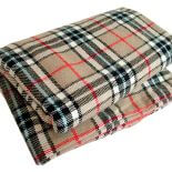 W najmodniejszą kratkę jak od Burberry.