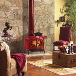 W naszym klimacie nawet w kolonialnym wnętrzu konieczne jest ogrzewanie. Żeliwny piec sprawdzi się w