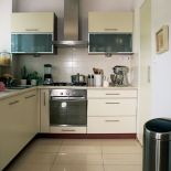 W nowoczesnej kuchni znajdziemy jasne szafki.