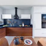 W nowoczesnym wnętrzu swoje miejsce znalazły butelki z babcinego strychu.