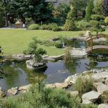 W ogrodzie japońskim nie może zabraknąć wody, która wnosi życie, i kamieni symbolizujących niezmienność i