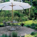 W ogrodzie komplet mebli ogrodowych.