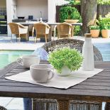 W ogrodzie po jedzeniu, podobnie jak w domu, można sie przenieść do salonu z leżankami, kanapą i kominkiem.