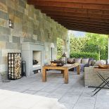 W ogrodzie po jedzeniu, podobnie jak w domu, można sie przenieść do salonu z leżankami, kanapą i kominkiem.