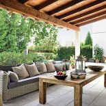 W ogrodzie po jedzeniu, podobnie jak w domu, można sie przenieść do salonu z leżankami, kanapą i kominkiem.