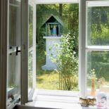 W ogrodzie stoi kapliczka ku czci świętego Franciszka.