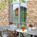 W ogrodzie stoi olbrzymi stół. Dzięki temu, gdy przychodzą goście, nie brakuje miejsca.