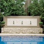 W ogrodzie zaprojektowano fontannę z piaskowca.