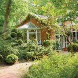 W ogrodzie znajdziemy basen. U wydawców tygodnika „Wprost”