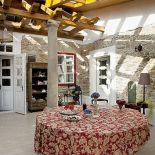 W olbrzymich salach wszytkie meble i bibeloty wydawały się za małe. Dostatecznie duże trzeba było przywieźć aż z Long Island.