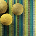 Prosty wzór: dywan w kolorowe paski.