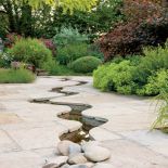 W piaskowcu wykuto romantycznie wijący się strumyk.