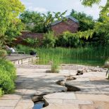 W piaskowcu wykuto romantycznie wijący się strumyk.