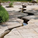 W piaskowcu wykuto romantycznie wijący się strumyk.