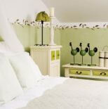 W pokoju oliwkowym poza meblami i malowanymi ścianami ozdobą są też ręcznie szyte drobiazgi.