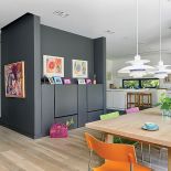 W pomysłowej szafie-kostce ukryta jest toaleta. Od strony jadalni znalazło sie też miejsce na szafki.