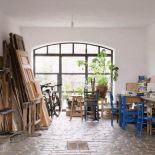 W pracowni panuje nieład artystyczny.