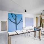 W pracowni znajduje się drewniany stół na kółkach.