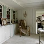 W przejściu do biblioteki ustawione są najcenniejsze dokumenty i książki dotyczące zamku, no i jeszcze te o Napoleonie.