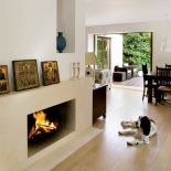 W przestronnego salonu można się delektować widokiem na ogród.