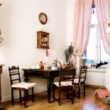 W przestronnej kuchni znalazło się miejsce na jadalnię (stół w kształcie trapezu, choć to antyk, okazał