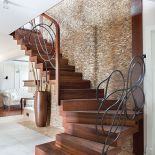 W przestronnym holu można było pozwolić sobie na imponujące schody na górę.