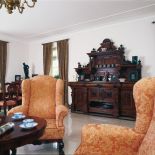 W przestronnym salonieantyki nie przytłaczają. Nawet rzeźbiony kredens po przodkach, który w blokowym mieszkaniu